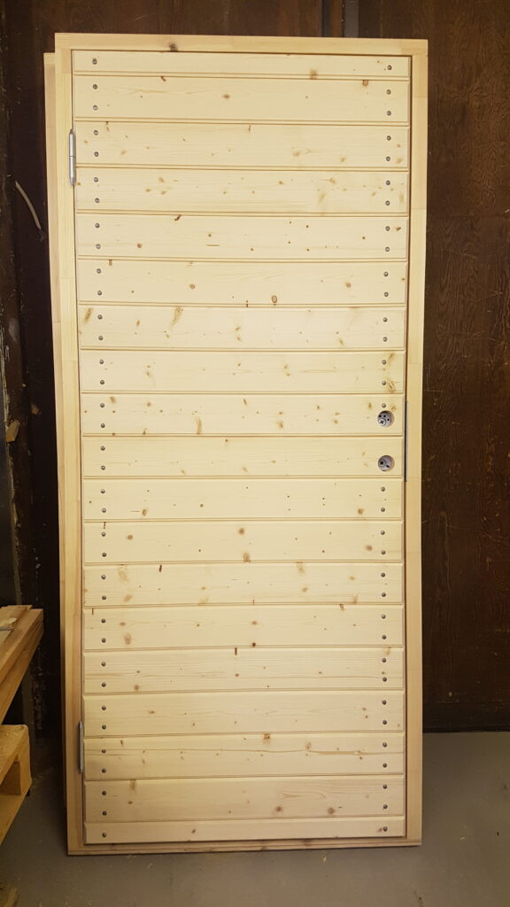 Paneldörr med liggande faspanel.