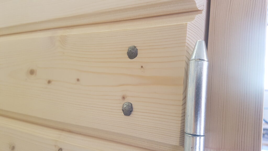Paneldörr med liggande faspanel spikat med klippspik.