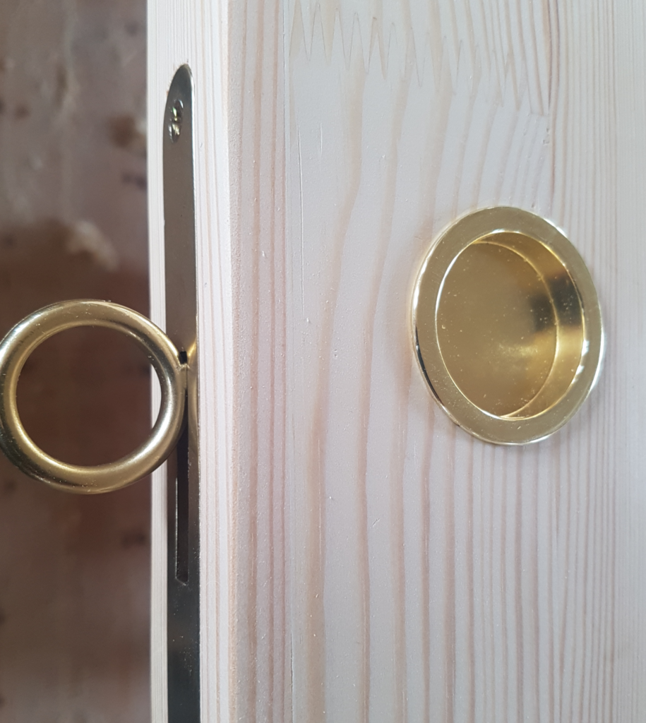 Mässingsbeslag till skjutdörr