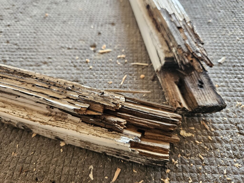 Även om en fönsterbåge är hårt åtgången så kan det vara möjligt att renovera den. På den här bågen är det en kraftig skada på understycket och en bit upp på sidan.
