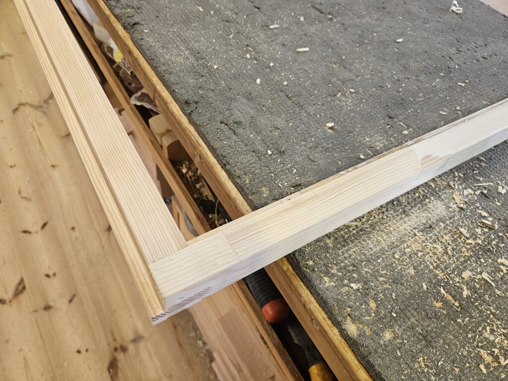 Även om en fönsterbåge är hårt åtgången så kan det vara möjligt att renovera den. Bågen har fått ett nytt understycke och även lite nytt material en bit upp på sidorna.