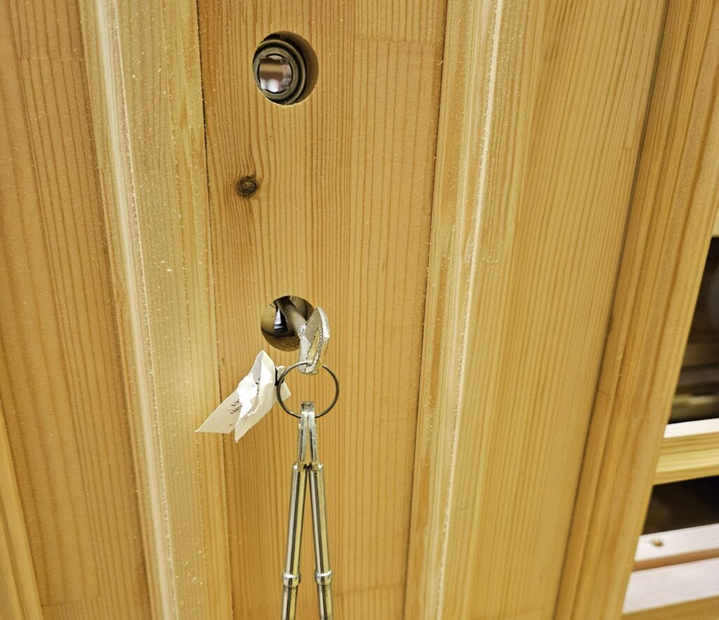 Även nytillverkade dörrar kan få lås där nyckeln sitter under handtaget (trycket) och ändå uppfylla försäkringsbolagens krav få säkerhet.