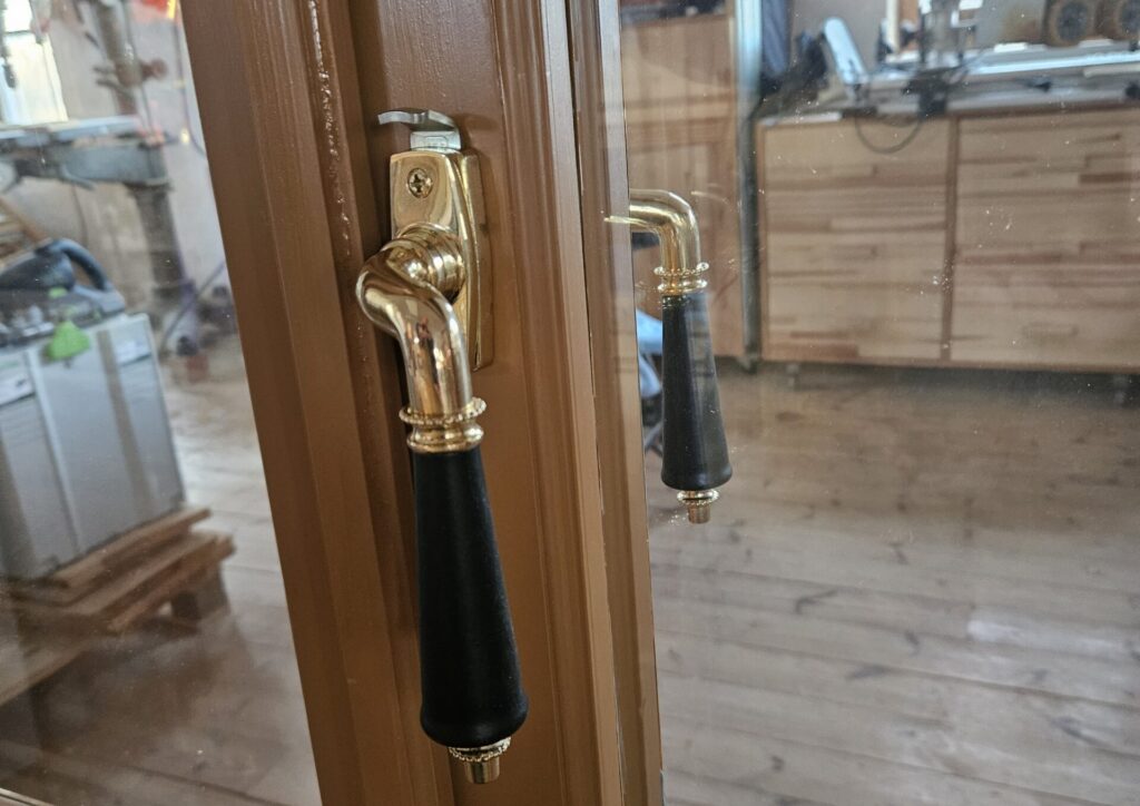 Kopplad fönsterdörr med handtag i gammal stil.