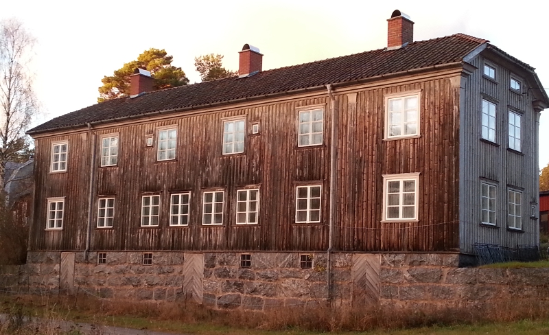 Äldre bevarat flerfamiljshus från sågverksepoken i Söderhamn som är varsamt renoverat med avseende på byggnadsvård