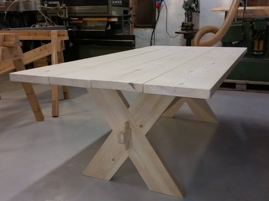 Bord med kryssben och kilsågade plank