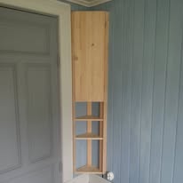 En elmätare som inte passar in i miljön som har sitt ursprung för tiden innan elektrifieringen. Ett nytt skåp döljer elmätaren.