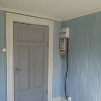 En elmätare som inte passar in i miljön som har sitt ursprung för tiden innan elektrifieringen.