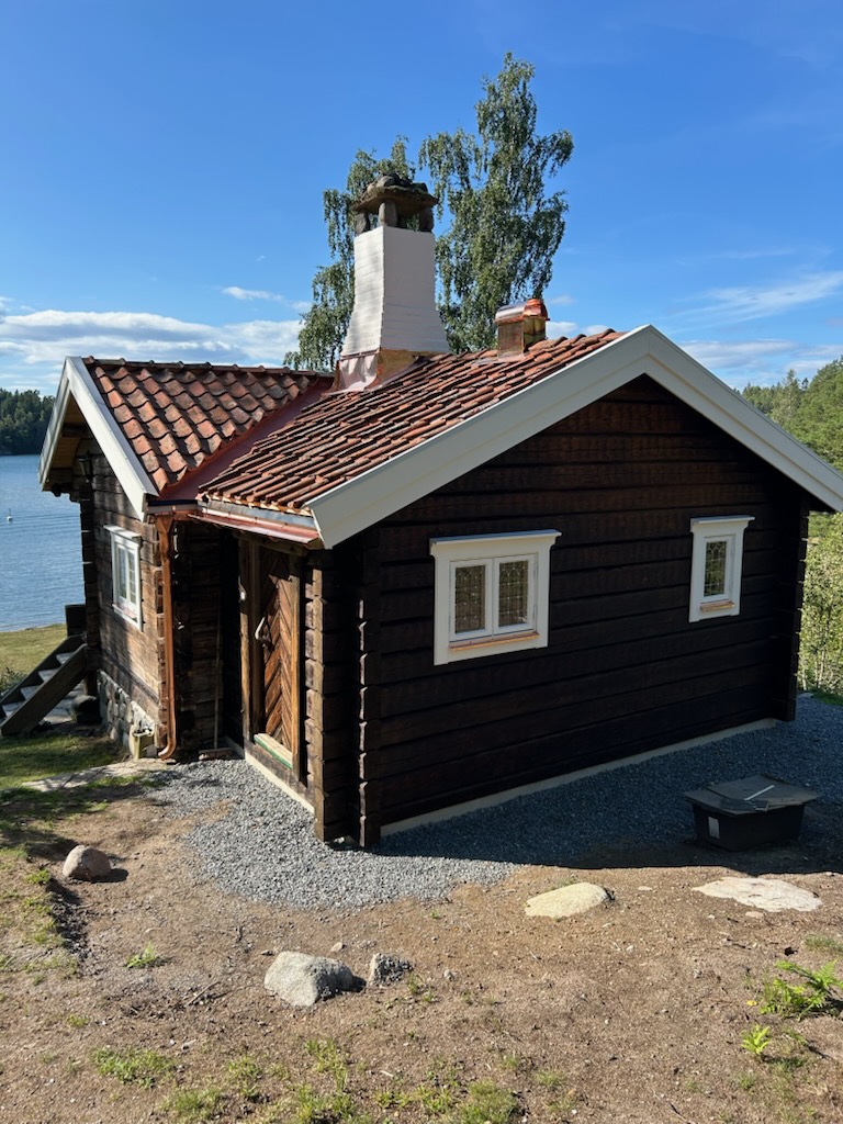 En över ett hundra år gammal timmerstuga har byggts ut på ett sätt som harmonierar med ursprunget.