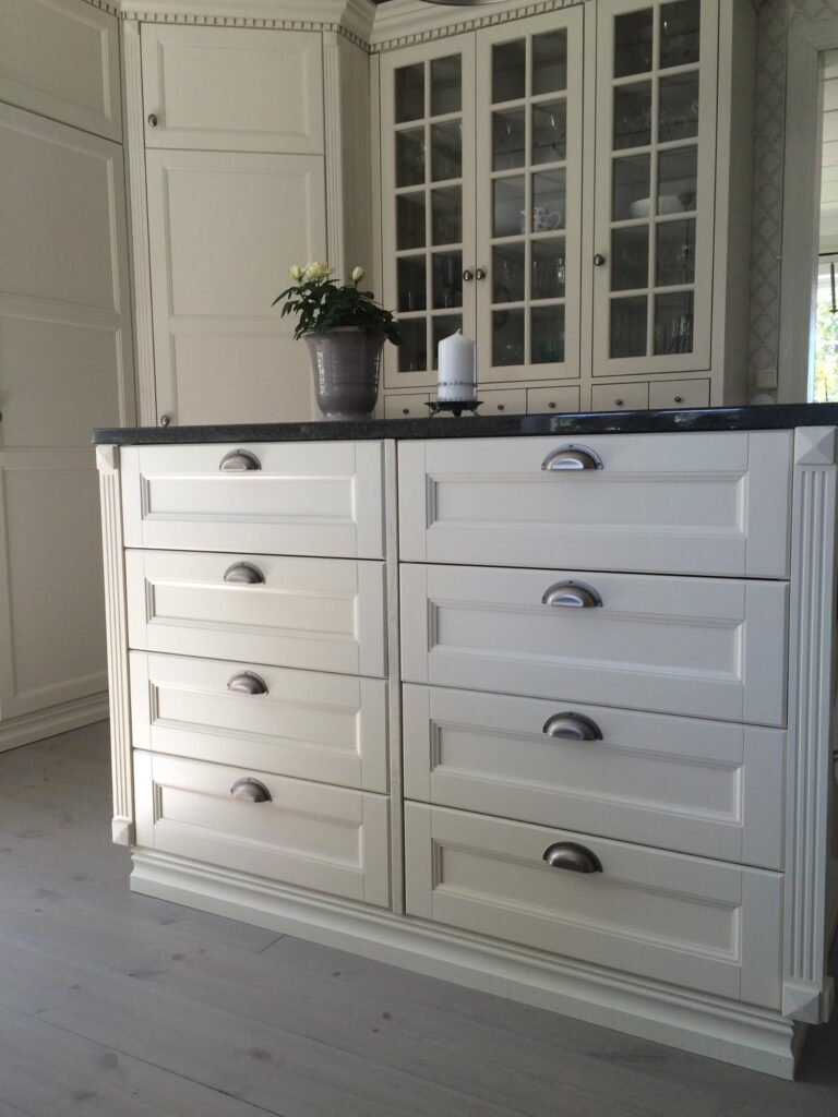 Med hörnlister med gustavianskt mönster och sockellist kan enkel skåpstomme förvandlas och se ut som ett platsbyggt kök. Skåpstommar och luckor kommer från IKEA.