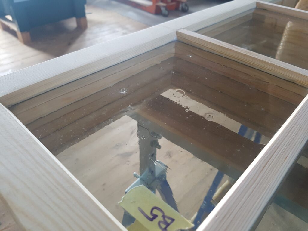 Spårfalsfönster var vanligt innan man började kitta glas.